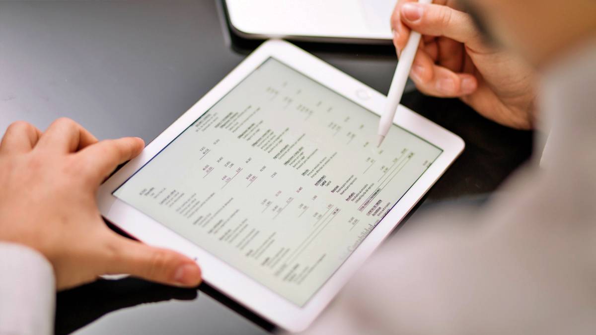 Working with a tablet and stylus - image by Freepik Working with a tablet and stylus - image by Freepik